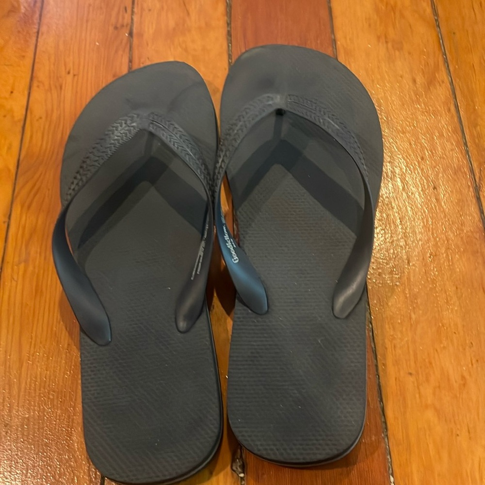 Goodfellows unisex flip flops from Target. Mens 12. Womens 14.